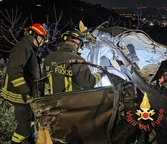 Grave incidente stradale – auto contro alberi: muore un giovane