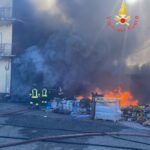 Incendio in deposito e attività commerciale: evacuati diversi residenti