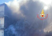 Incendio in deposito e attività commerciale: evacuati diversi residenti