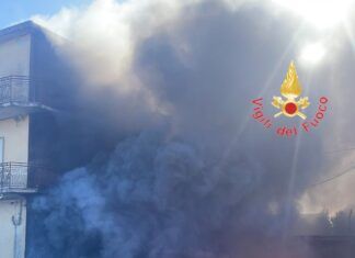 Incendio in deposito e attività commerciale: evacuati diversi residenti