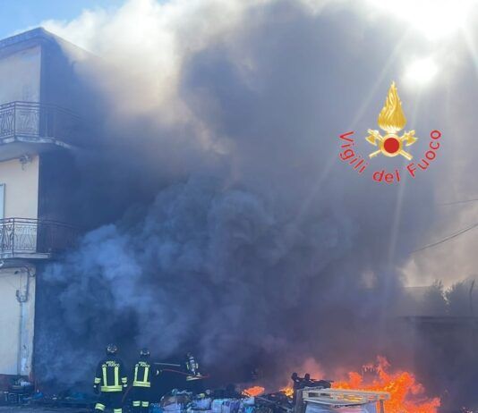 Incendio in deposito e attività commerciale: evacuati diversi residenti