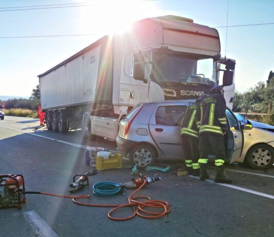 Grave incidente- scontro tra auto e camion: un morto e una persona ferita