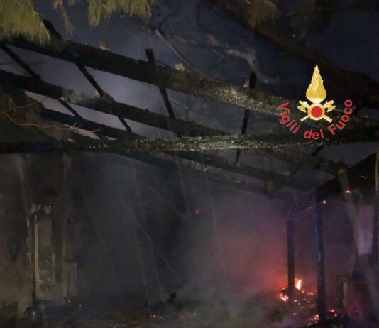 Incendio in un casolare di campagna -intervento dei Vigili del Fuoco