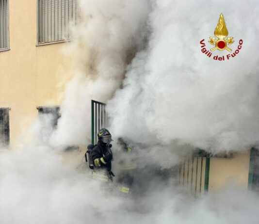 Incendio in una scuola: intervento dei Vigili del Fuoco nel quartiere Sant’Elia