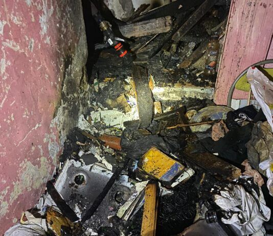 Lancia oggetti, incendia casa e minaccia il quartiere – arrestato