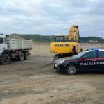 Fermati mentre prelevano sabbia e ghiaia dal fiume: scattano due denunce