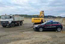 Fermati mentre prelevano sabbia e ghiaia dal fiume: scattano due denunce