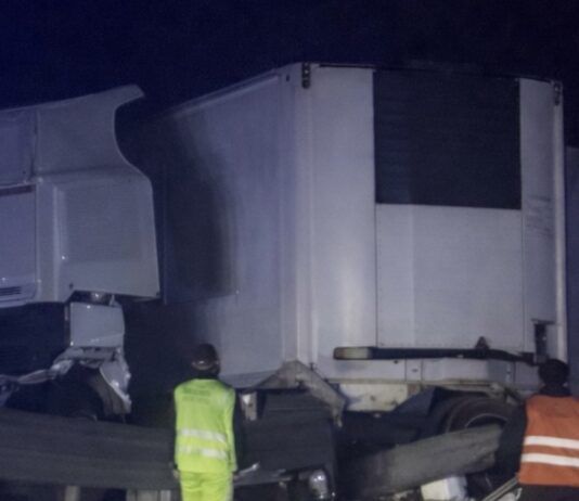 Incidente sull’A2 tra Gioia Tauro e Rosarno: Tir si schianta contro il guard rail, conducente illeso