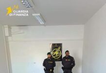 Sequestro di abbigliamento contraffatto: blitz della Guardia di Finanza