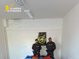 Sequestro di abbigliamento contraffatto: blitz della Guardia di Finanza