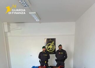 Sequestro di abbigliamento contraffatto: blitz della Guardia di Finanza