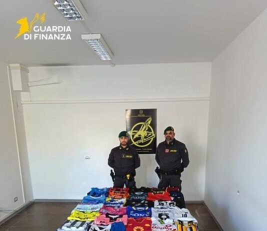 Sequestro di abbigliamento contraffatto: blitz della Guardia di Finanza