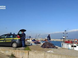 Guardia di Finanza, controlli sul lavoro marittimo lungo la costa calabra: sanzioni per 30 mila euro