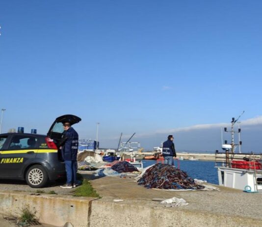 Guardia di Finanza, controlli sul lavoro marittimo lungo la costa calabra: sanzioni per 30 mila euro