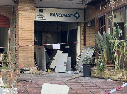 Assalto a uno sportello automatico: sradicato e portato via un Atm della Bcc Calabria Nord
