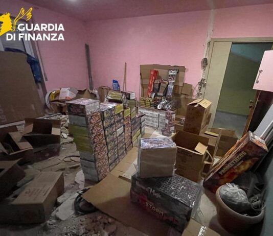 Sequestrata una tonnellata di fuochi d’artificio illegali: operazione della Guardia di Finanza