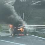 Auto in fiamme sull’A2, paura prima dello svincolo di Gioia Tauro