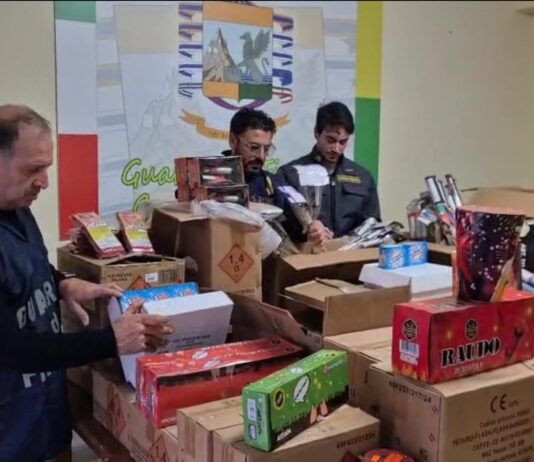 Scoperte oltre tre tonnellate di fuochi d’artificio illegali – sequestri anche a Rosarno