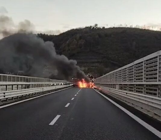 Assalto a portavalori da film sulla A2: auto in fiamme autostrada paralizzata tra Scilla e Bagnara