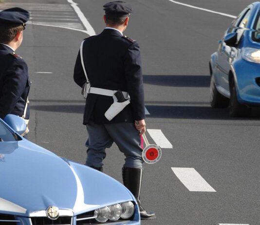 Fermato con patente falsa, scatta la denuncia e una maxi sanzione