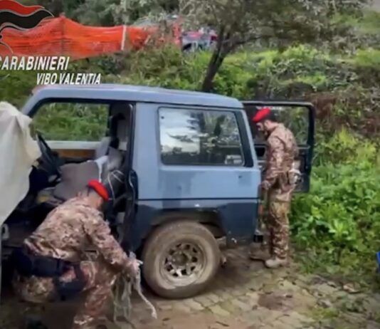 Due giovani arrestati per tentato omicidio: esplosi quattro colpi davanti all’abitazione della vittima