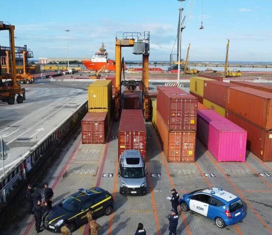 Contrasto al traffico illegale di fuochi pirotecnici nel Porto di Gioia Tauro: sequestrate oltre 120 tonnellate di materiale esplodente