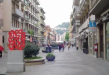 Aggressioni in centro: cresce l’allarme a Cosenza per i gruppi di “maranza” che creano tensione in città