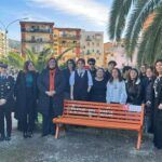 Lamezia Terme dice no alla violenza di genere: inaugurata la panchina arancione davanti alle scuole