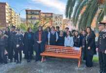 Lamezia Terme dice no alla violenza di genere: inaugurata la panchina arancione davanti alle scuole