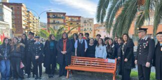 Lamezia Terme dice no alla violenza di genere: inaugurata la panchina arancione davanti alle scuole
