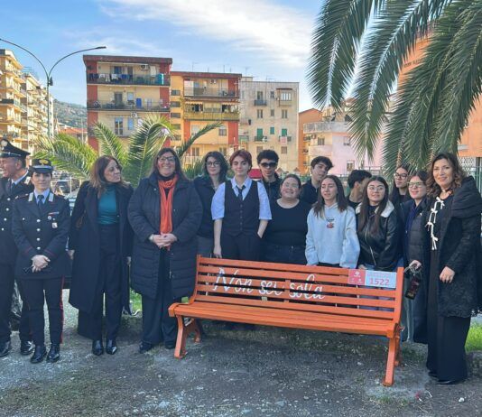 Lamezia Terme dice no alla violenza di genere: inaugurata la panchina arancione davanti alle scuole