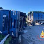 Incidente sulla SS106, mezzo pesante si ribalta: intervento dei Vigili del Fuoco