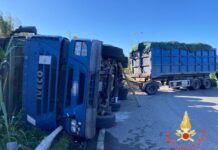 Incidente sulla SS106, mezzo pesante si ribalta: intervento dei Vigili del Fuoco