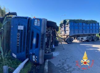 Incidente sulla SS106, mezzo pesante si ribalta: intervento dei Vigili del Fuoco