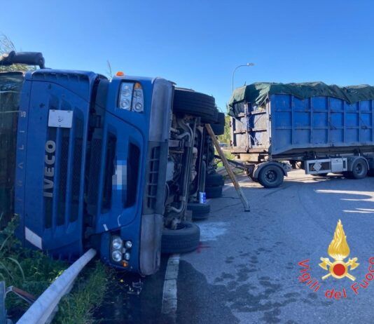 Incidente sulla SS106, mezzo pesante si ribalta: intervento dei Vigili del Fuoco