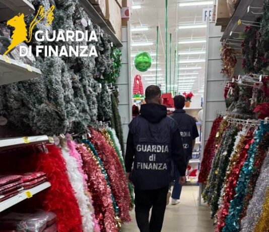 Guardia di Finanza: sequestrati oltre 16.000 articoli natalizi non sicuri