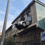 Tragedia sfiorata in un’autorimessa: auto sfonda il muretto e resta in bilico per otto metri