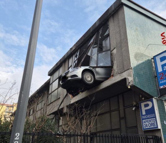 Tragedia sfiorata in un’autorimessa: auto sfonda il muretto e resta in bilico per otto metri