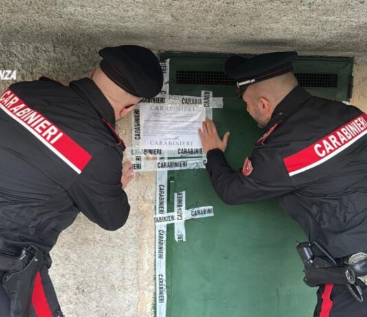 Migranti ammassati in un immobile fatiscente: blitz dei Carabinieri e sequestro immediato