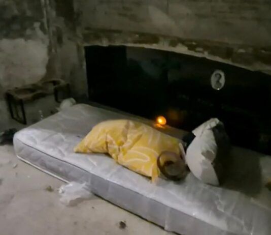 Senzatetto nelle nicchie del cimitero: il freddo trasforma i loculi in rifugi di fortuna