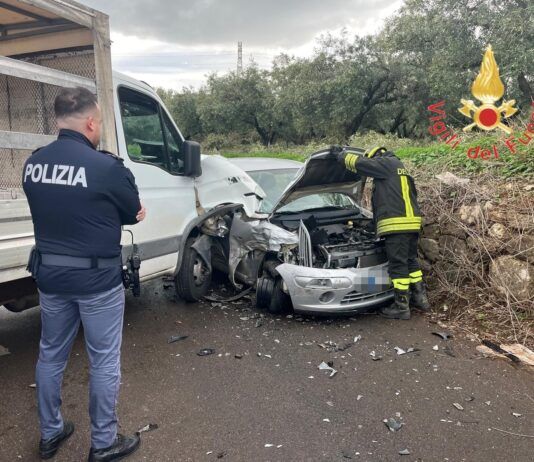 Scontro tra auto e furgone – una persona ferita
