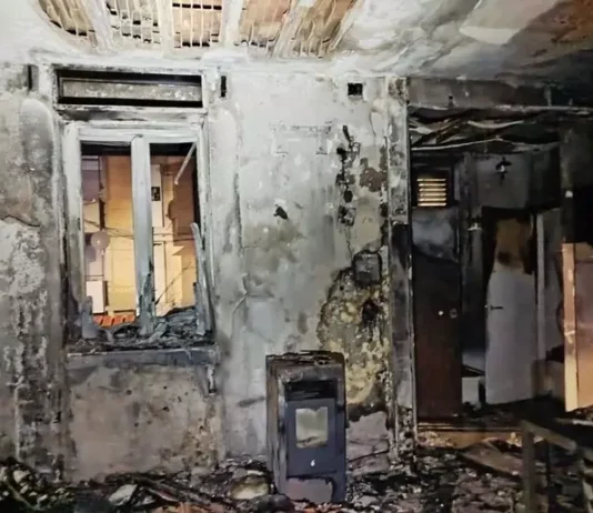 Incendio a Reggio Calabria, distrutto un appartamento ad Archi: in salvo una coppia con tre bambini