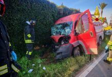 Incidente sulla SS18, scontro frontale tra un furgone e una BMW: un ferito grave