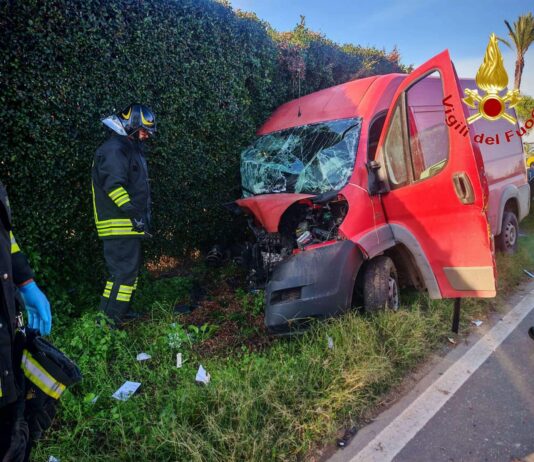 Incidente sulla SS18, scontro frontale tra un furgone e una BMW: un ferito grave