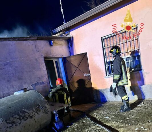 Incendio in abitazione, fiamme distruggono la cucina: intervento dei Vigili del Fuoco