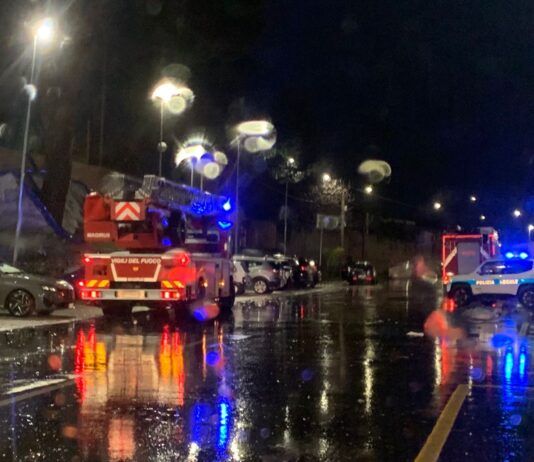 Rosarno – vento forte, alla stazione cartelli pubblicitari divelti e auto danneggiate