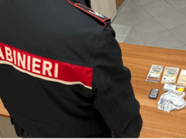 Spaccio di droga: arrestata 50enne ai domiciliari, sequestrate cocaina, eroina e oltre 3.000 euro