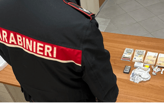 Spaccio di droga: arrestata 50enne ai domiciliari, sequestrate cocaina, eroina e oltre 3.000 euro