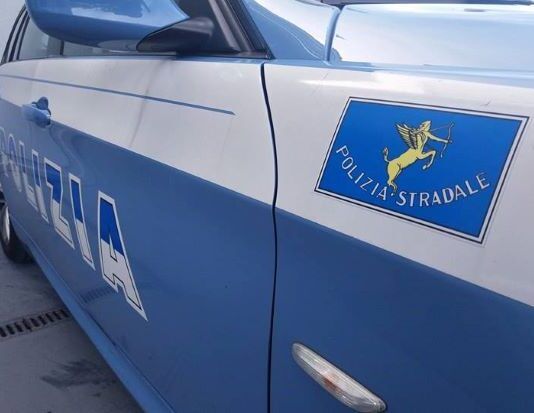 Autostrada A2, guida contromano e sotto l’effetto dell’alcol: denunciato automobilista e patente ritirata