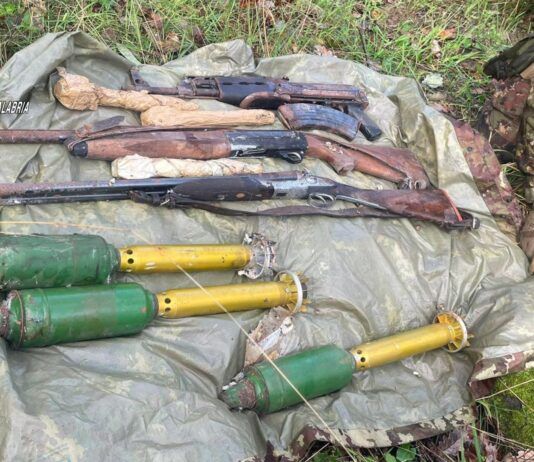 Scoperto arsenale in Aspromonte: armi da guerra e razzi anticarro sequestrati dai Carabinieri